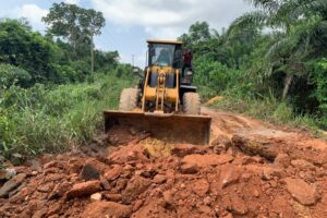THE AMANSIE CENTRAL DISTRICT ASSEMBLY FIXED A BROKEN BRIDGE AT EKORASE TO MILE 9 ON SUNDAY 29TH JANUARY, 2023
